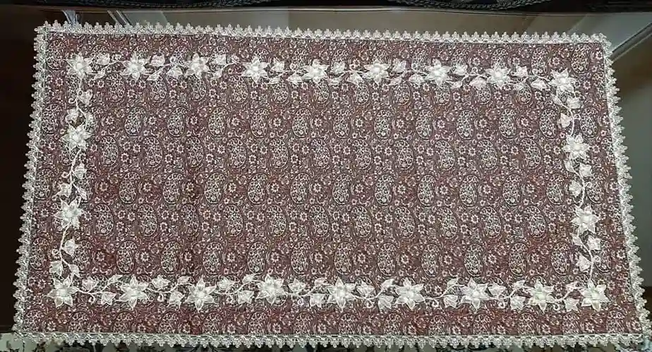 رومیزی ترمه سرمه دوزی شده مدل فردیس