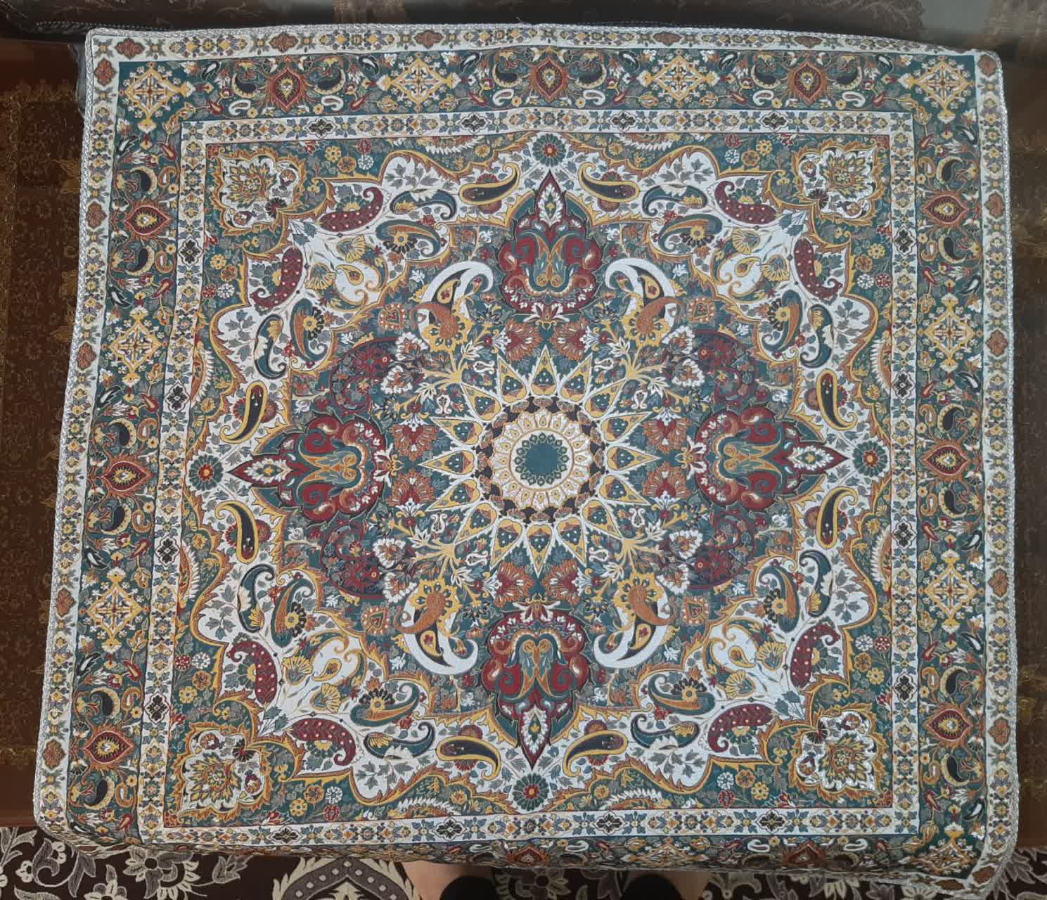 رومیزی ترمه طرح باغ بهشت کد tre1 سایز 70*70